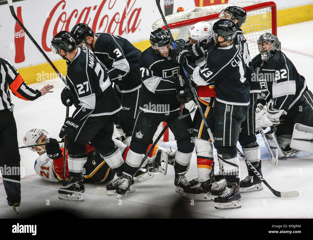 Los Angeles, Kalifornien, USA. 26 Mär, 2018. Los Angeles Kings und Calgary Flames Spieler kämpfen während eines 2017-2018 NHL Hockey Spiel in Los Angeles, am 26. März 2018. Credit: Ringo Chiu/ZUMA Draht/Alamy leben Nachrichten Stockfoto