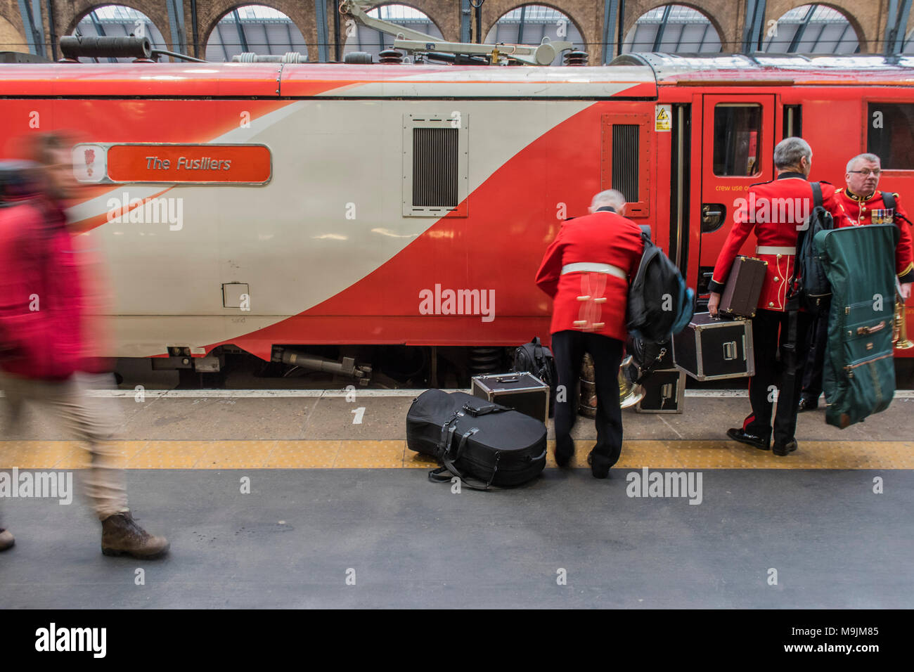 Kings Cross, Großbritannien. 27 Mär, 2018. Die Band bereitet sich auf die Abfahrt - "Die Füsiliere" trainieren. Royal Regiment von Füsilieren ist mit der Benennung eines Virgin Trains Class 91 Lokomotive seines 50-jährigen Jubiläums geehrt. Vertreter aus der ersten und der fünften Füsiliere einer Ehrenwache mit Oberst des Regiments, Major General Paul Nanson CBE, die offiziell den Zug zusammen mit David Horne, Geschäftsführer Virgin Trains' für die East Coast Route genannt. Credit: Guy Bell/Alamy leben Nachrichten Stockfoto