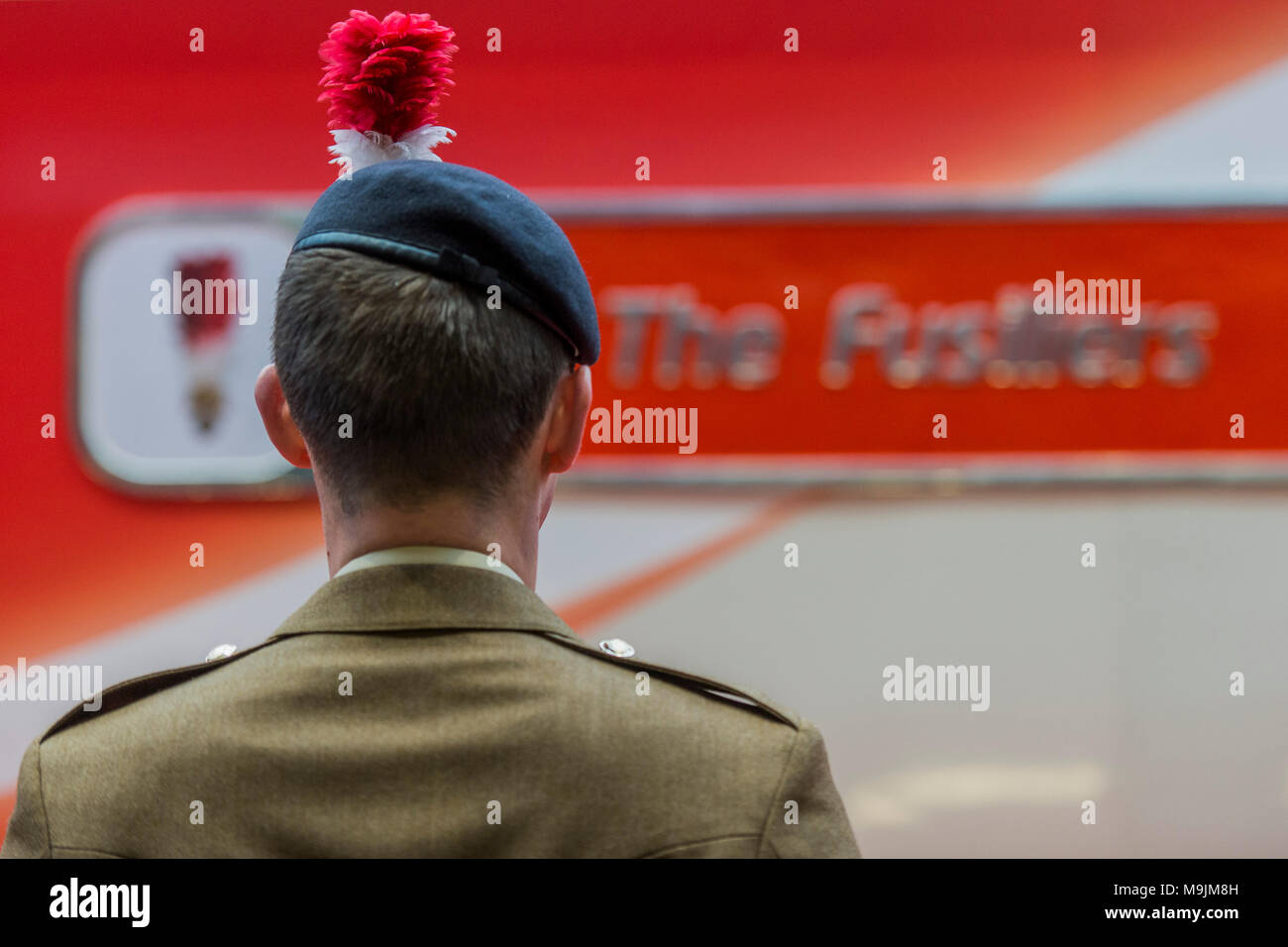 Kings Cross, Großbritannien. 27 Mär, 2018. "Die Füsiliere" trainieren. Royal Regiment von Füsilieren ist mit der Benennung eines Virgin Trains Class 91 Lokomotive seines 50-jährigen Jubiläums geehrt. Vertreter aus der ersten und der fünften Füsiliere einer Ehrenwache mit Oberst des Regiments, Major General Paul Nanson CBE, die offiziell den Zug zusammen mit David Horne, Geschäftsführer Virgin Trains' für die East Coast Route genannt. Credit: Guy Bell/Alamy leben Nachrichten Stockfoto