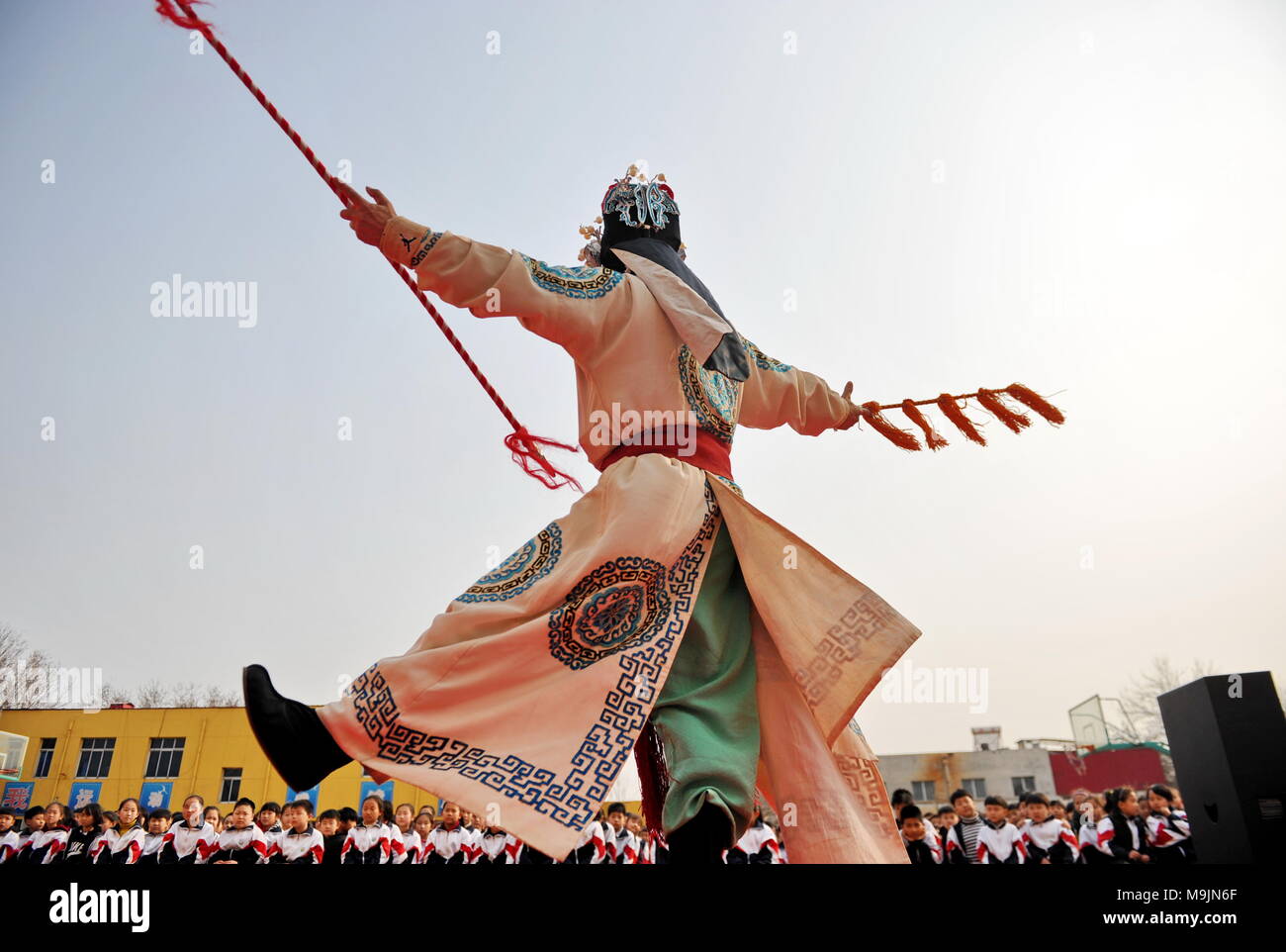 Cangzhou, Hebei Provinz Chinas. 27 Mär, 2018. Eine Bangzi Oper interpret Stufen eine Show für Studenten der Renqiu Zweiten experimentellen Grundschule in Cangzhou, nördlich der chinesischen Provinz Hebei, 27. März 2018. Cangzhou professional opera Truppen werden angeregt, verschiedene Oper Veranstaltungen in School Campus als Teil der kontinuierlichen Kultur Förderung Kampagne, die von der lokalen Regierung unterstützt zu bringen. Credit: Mu Yu/Xinhua/Alamy leben Nachrichten Stockfoto