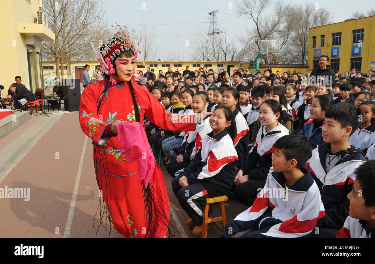 (180327) - CANGZHOU, 27. März 2018 (Xinhua) - ein Bangzi Oper interpret Stufen eine Show für die Schülerinnen und Schüler der Zweiten experimentellen Renqiu Cangzhou, Grundschule im Norden der chinesischen Provinz Hebei, 27. März 2018. Cangzhou professional opera Truppen werden angeregt, verschiedene Oper Veranstaltungen in School Campus als Teil der kontinuierlichen Kultur Förderung Kampagne, die von der lokalen Regierung unterstützt zu bringen. (Xinhua / Mu Yu) (lmm) Stockfoto