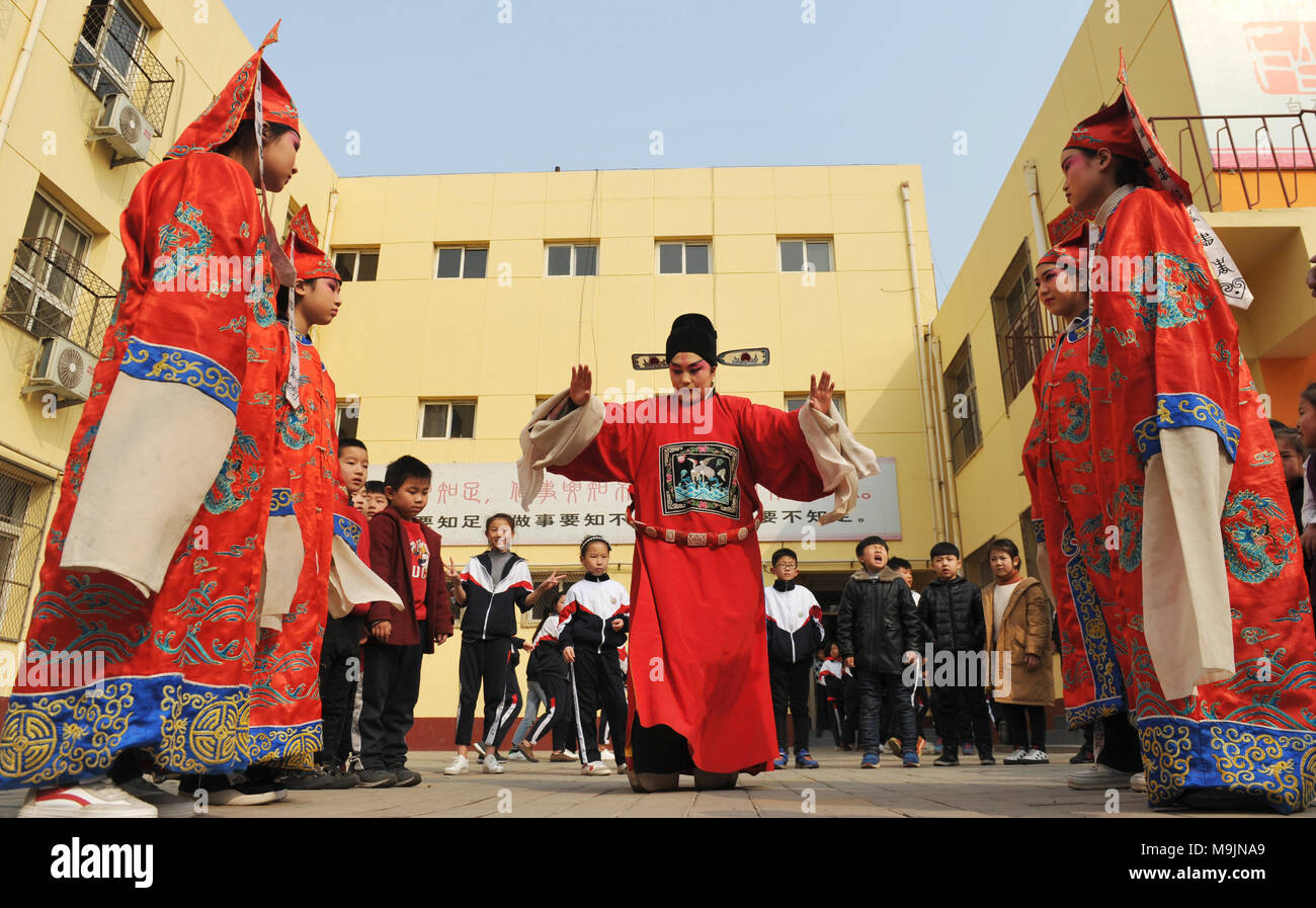 (180327) - CANGZHOU, 27. März 2018 (Xinhua) - Darsteller eines lokalen Bangzi Operntruppe, Demonstrationen für Studierende der Renqiu Zweiten experimentellen Grundschule in Cangzhou, nördlich der chinesischen Provinz Hebei, 27. März 2018. Cangzhou professional opera Truppen werden angeregt, verschiedene Oper Veranstaltungen in School Campus als Teil der kontinuierlichen Kultur Förderung Kampagne, die von der lokalen Regierung unterstützt zu bringen. (Xinhua / Mu Yu) (lmm) Stockfoto