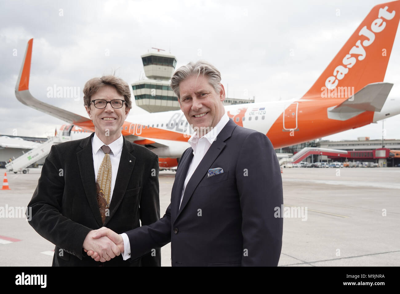 27 März 2018, Deutschland, Berlin: Engelbert Luetke Daldrup (L), Geschäftsführer der Flughafen Berlin-Brandenburg Unternehmen und Easyjet CEO Johan Lundgren stand vor einer Easyjet Airbus A 320-214 in Berlin Farben' in Berlin Tegel, anlässlich der Präsentation der Easyjet Sommerflugplan 2018. Foto: Jörg Carstensen/dpa Stockfoto