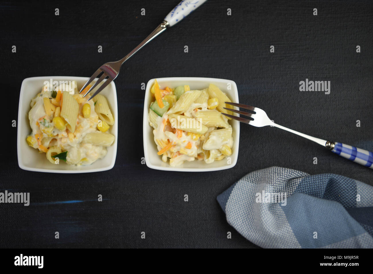 Flach mit Speisen der Pasta Salat Stockfoto