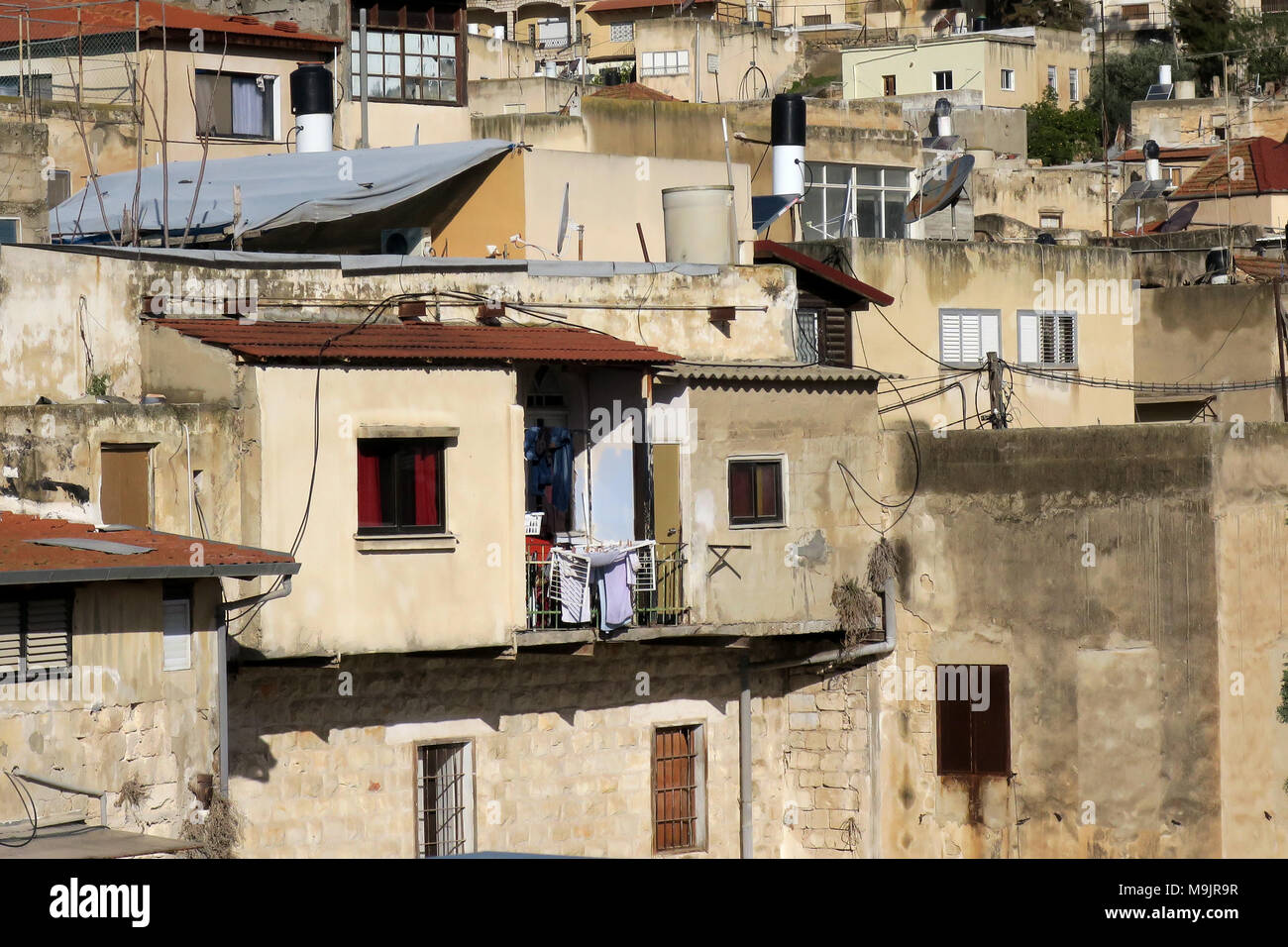 Überfüllte überlasteten städtischen Nachbarschaft in Nazareth, Israel Stockfoto