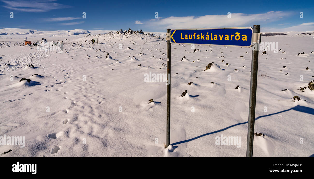 Lavasteine - Winter am Laufskalavarda, Island. Die Menschen oft Stop lava Steine zu stapeln Sie viel Glück auf Ihrer Reise zu bringen. Stockfoto