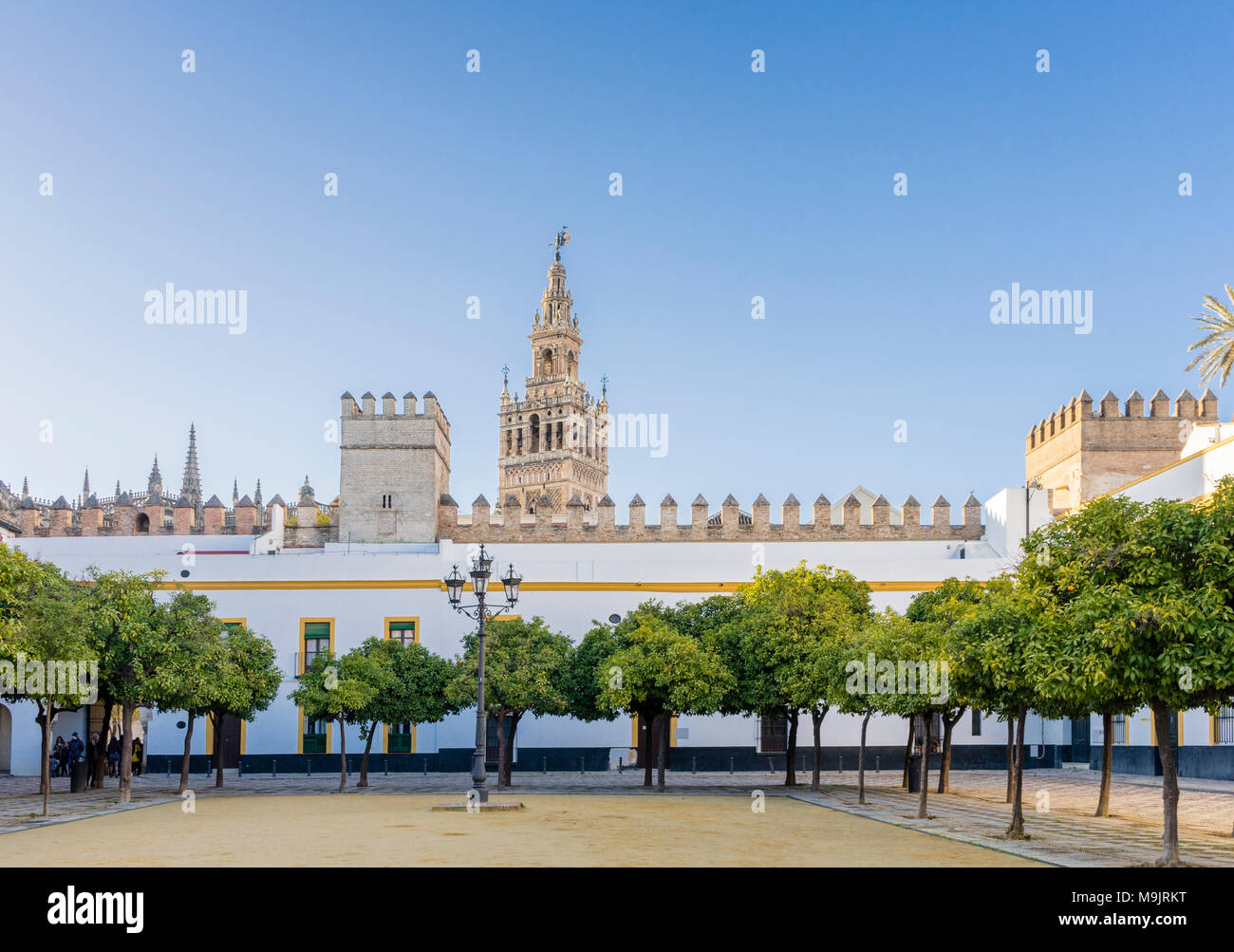 Patio de Banderas Plaza/Innenhof/Platz im historischen Stadtzentrum von Sevilla mit der Giralda Turm im Hintergrund 2018, Andalusien, Spanien Stockfoto