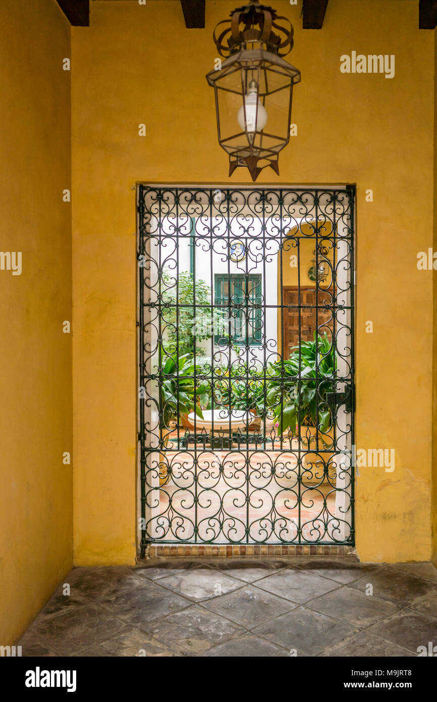 Blick in den Innenhof eines Wohnhauses in der Altstadt von der spanischen Stadt Sevilla, Andalusien, Spanien Stockfoto