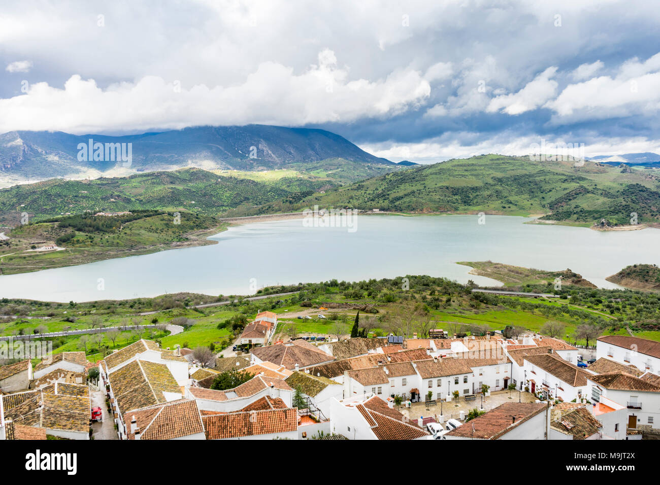 Einen herrlichen Blick über das Dorf von Zahara de la Sierra zu den Zahara-El Gastor Behälter (Embalse de Zahara de los Atunes), ein künstlicher See in Andalusien, Spanien Stockfoto