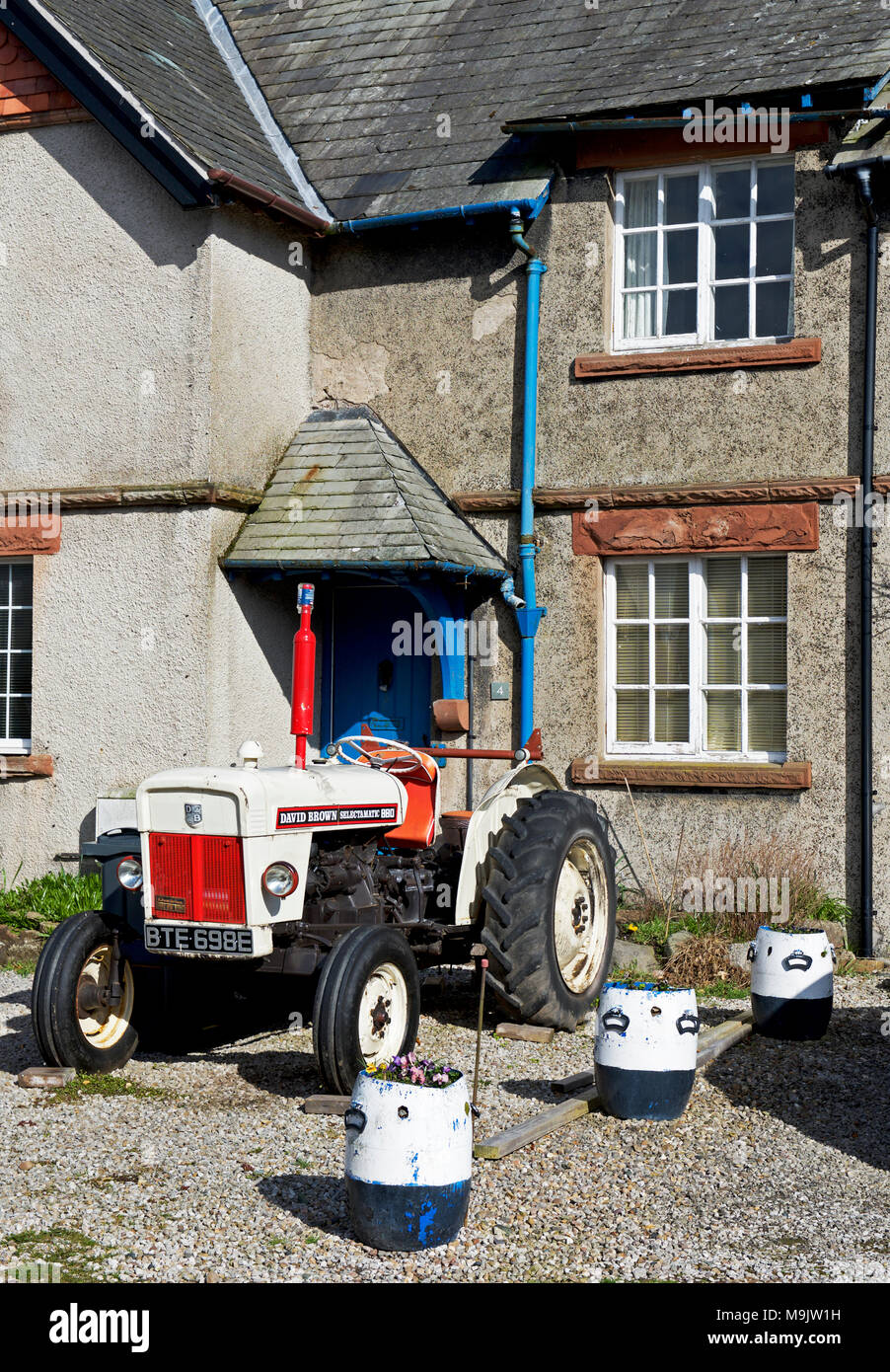 Alte David Brown Traktor, geparkt vor dem Haus, Ravenglass, West Cumbria, England Großbritannien Stockfoto