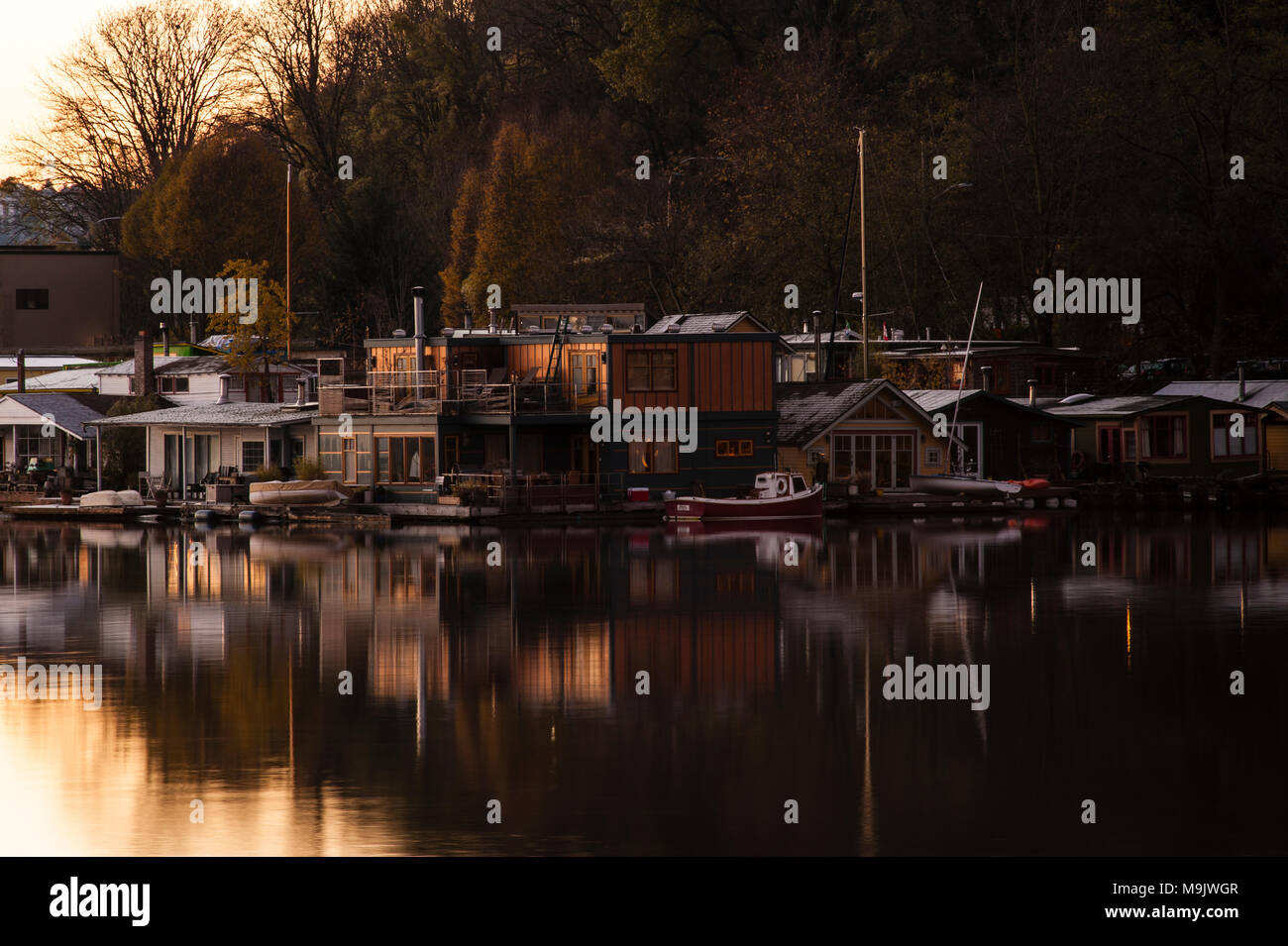 Retro-Bilder am Sunrise Lake Union mit ruhigem Wasser und Boot/Hausboot-Reflektionen Seattle, Washington State USA Stockfoto