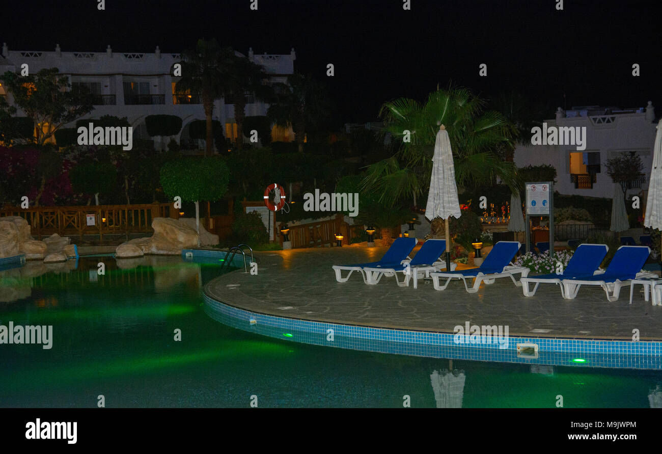 Sharm-el-Sheikh, Ägypten - März 14., 2018. Schöner Pool mit klarem blauen Wasser und der Reflexion von Objekten in der Nacht. Kyrene Grand Hotel. Stockfoto