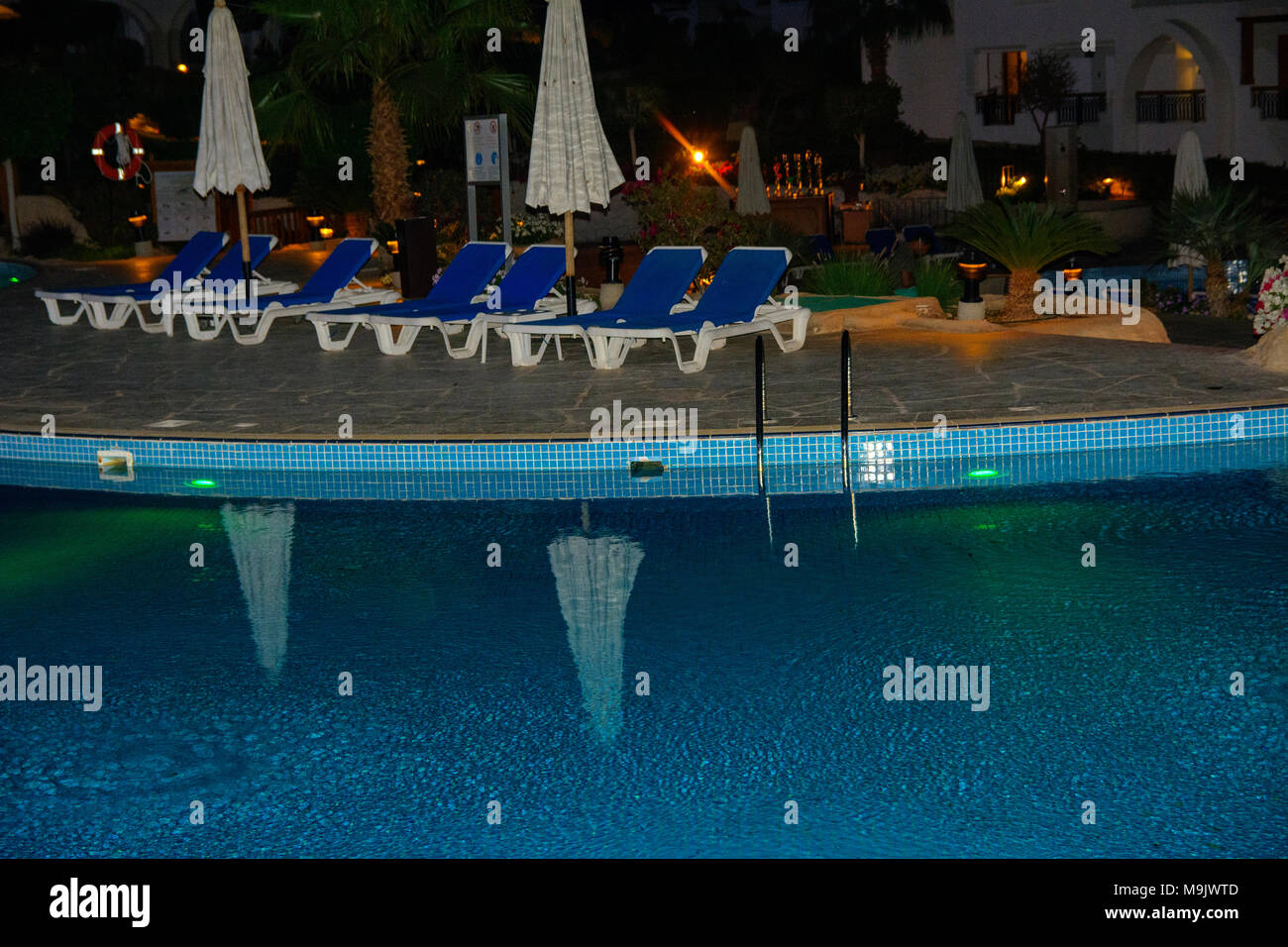 Sharm-el-Sheikh, Ägypten - März 14., 2018. Schöner Pool mit klarem blauen Wasser und der Reflexion von Objekten in der Nacht. Kyrene Grand Hotel. Stockfoto