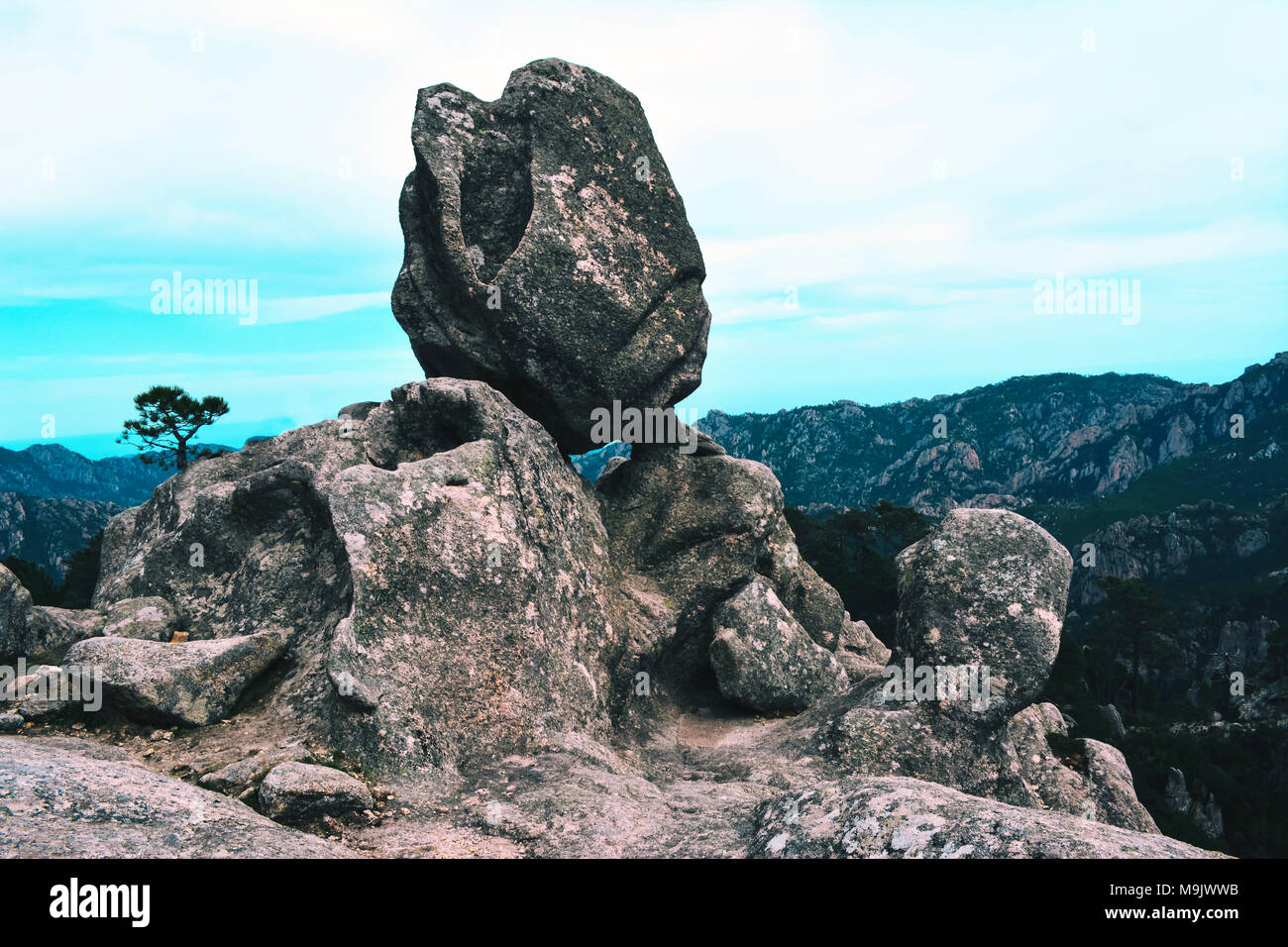Tolle Aussicht auf wackeligen Stein in die Berge. Stockfoto