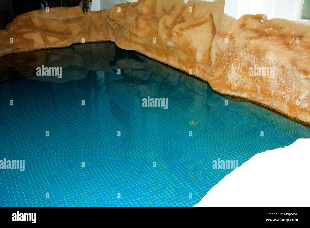 Sharm-el-Sheikh, Ägypten - März 14., 2018. Schöner Pool mit klarem blauen Wasser und der Reflexion von Objekten in der Nacht. Kyrene Grand Hotel. Stockfoto