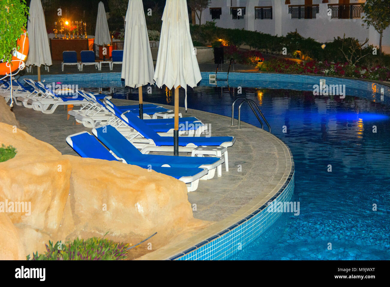 Sharm-el-Sheikh, Ägypten - März 14., 2018. Schöner Pool mit klarem blauen Wasser und der Reflexion von Objekten in der Nacht. Kyrene Grand Hotel. Stockfoto