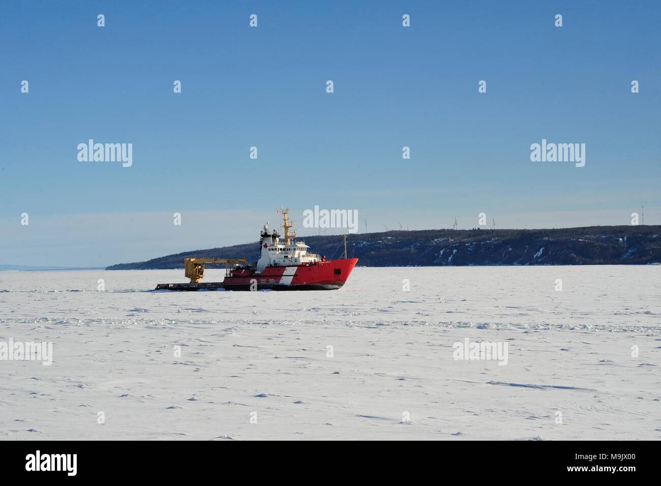 Die kanadische Küstenwache Schiff Samuel Risley erstellt eine Spur während Eis brechen Operationen, 22. März 2018. Die US-amerikanischen und kanadischen Küstenwache geholfen, Eis auf Whitefish Bay und Lake Ontario vor der Öffnung der Sault Ste. Pause Marie Schlösser 25. März Beginn der Versand in diesem Jahr. (U.S. Coast Guard Foto von Master Chief Petty Officer Alan Haraf) Stockfoto