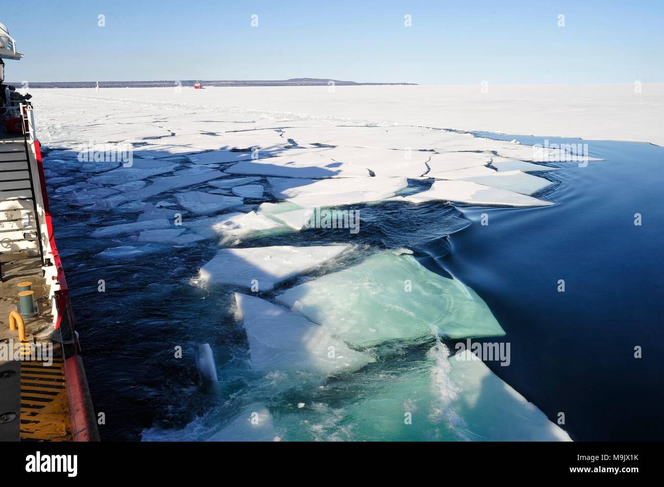 Riesige Blätter von Eis werden von der Coast Guard Cutter Mackinaw während Eis brechen Operationen erzeugt, 22. März 2018. Die US-amerikanischen und kanadischen Küstenwache geholfen, Eis auf Whitefish Bay und Lake Ontario vor der Öffnung der Sault Ste. Pause Marie Schlösser 25. März Beginn der Versand in diesem Jahr. (U.S. Coast Guard Foto von Master Chief Petty Officer Alan Haraf) Stockfoto