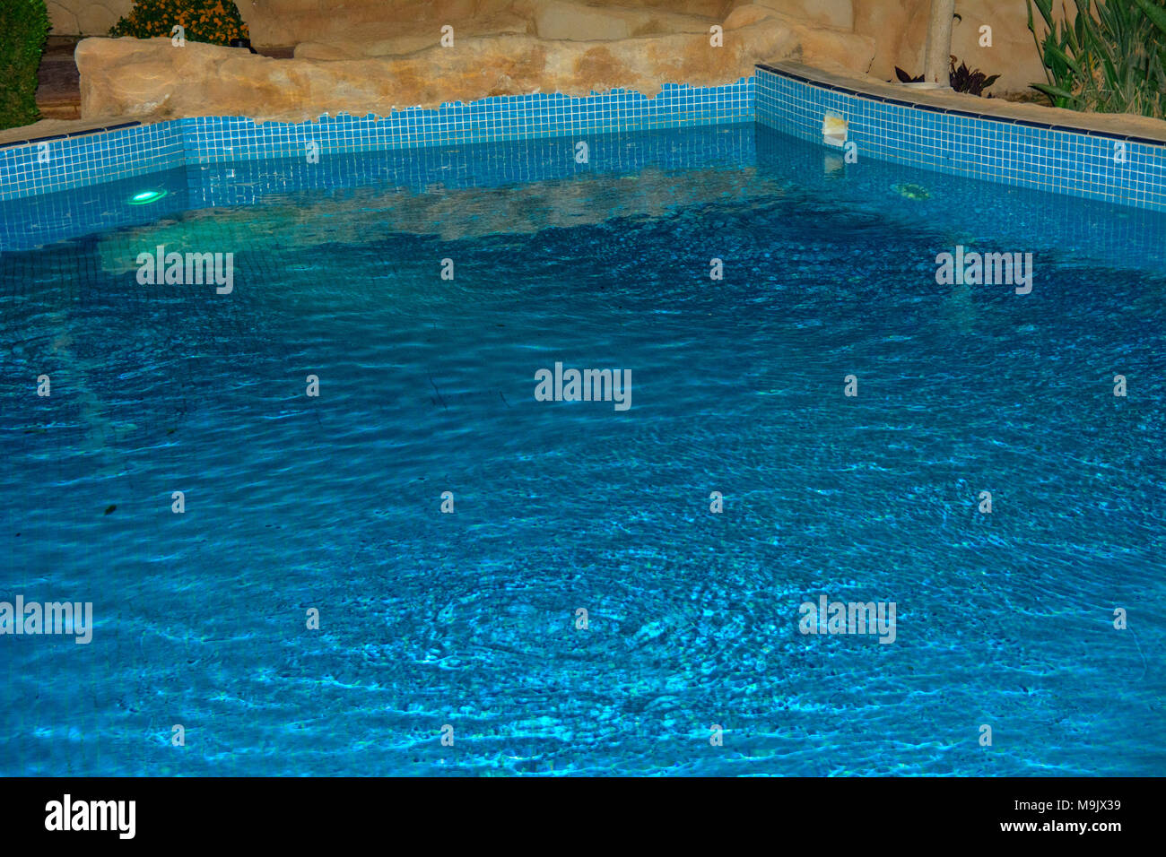 Sharm-el-Sheikh, Ägypten - März 14., 2018. Schöner Pool mit klarem blauen Wasser und der Reflexion von Objekten in der Nacht. Kyrene Grand Hotel. Stockfoto