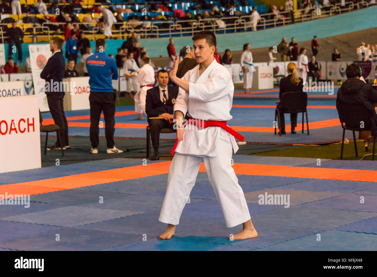 Lemberg, Ukraine - März 25, 2018: International open Karate Cup. Unbekannte Athlet führt während des Wettbewerbs in der Sportanlage der Armee, Stockfoto