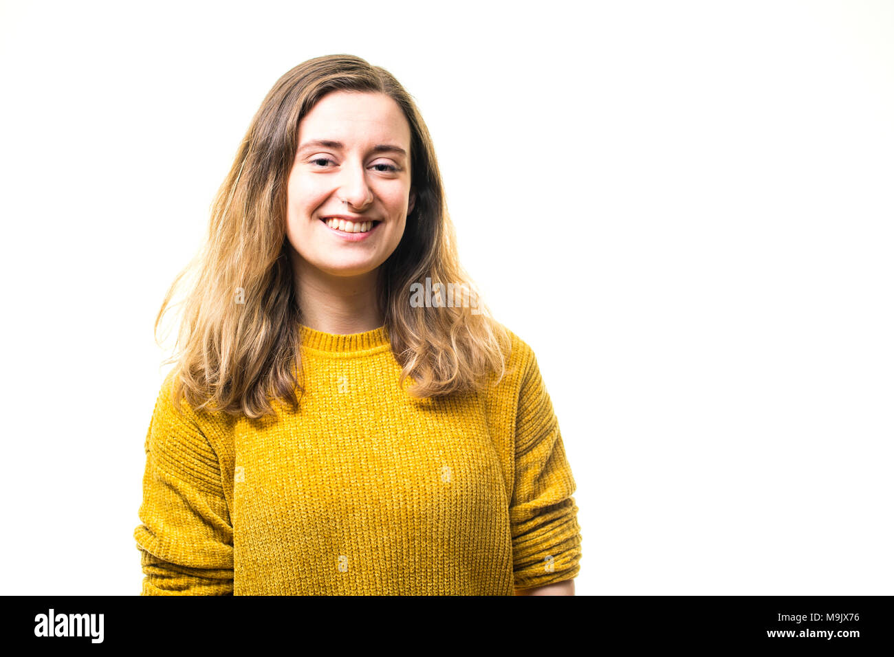 Betonen Sie die positiven: Eine glücklich lächelnde positive begeisterten jungen kaukasischen Frau Mädchen, Großbritannien Stockfoto