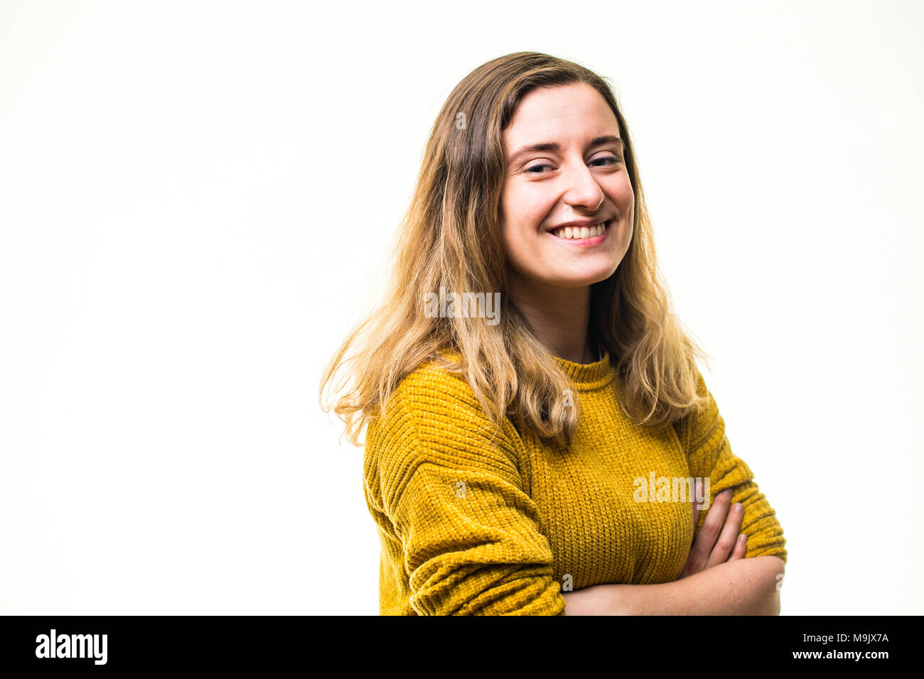 Ein glückliches Lächeln positive begeisterten jungen kaukasischen Frau Mädchen, mit ihr die Arme verschränkt, Großbritannien Stockfoto