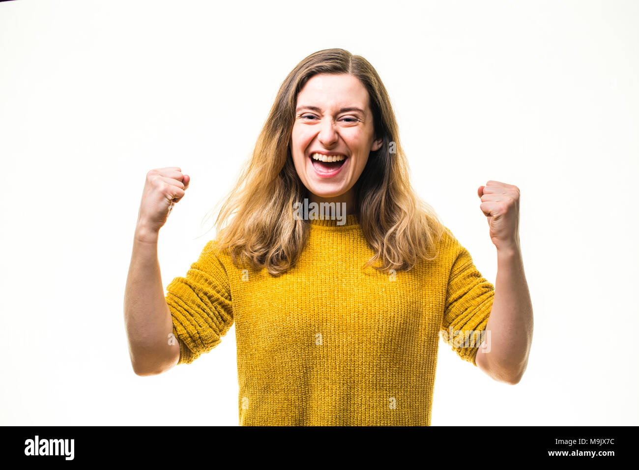 Erfolge feiern - ein glückliches Lächeln positive begeisterten jungen kaukasischen Frau Mädchen, pumpen ihre Fäuste in Ausgelassenheit, voller Leidenschaft und Engagement - Großbritannien Stockfoto