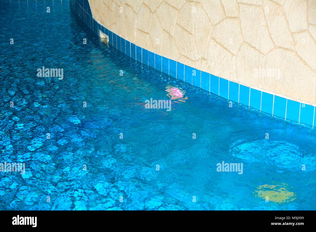 Sharm-el-Sheikh, Ägypten - März 14., 2018. Schöner Pool mit klarem blauen Wasser und der Reflexion von Objekten in der Nacht. Kyrene Grand Hotel. Stockfoto