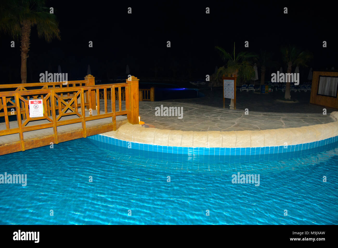 Sharm-el-Sheikh, Ägypten - März 14., 2018. Schöner Pool mit klarem blauen Wasser und der Reflexion von Objekten in der Nacht. Kyrene Grand Hotel. Stockfoto