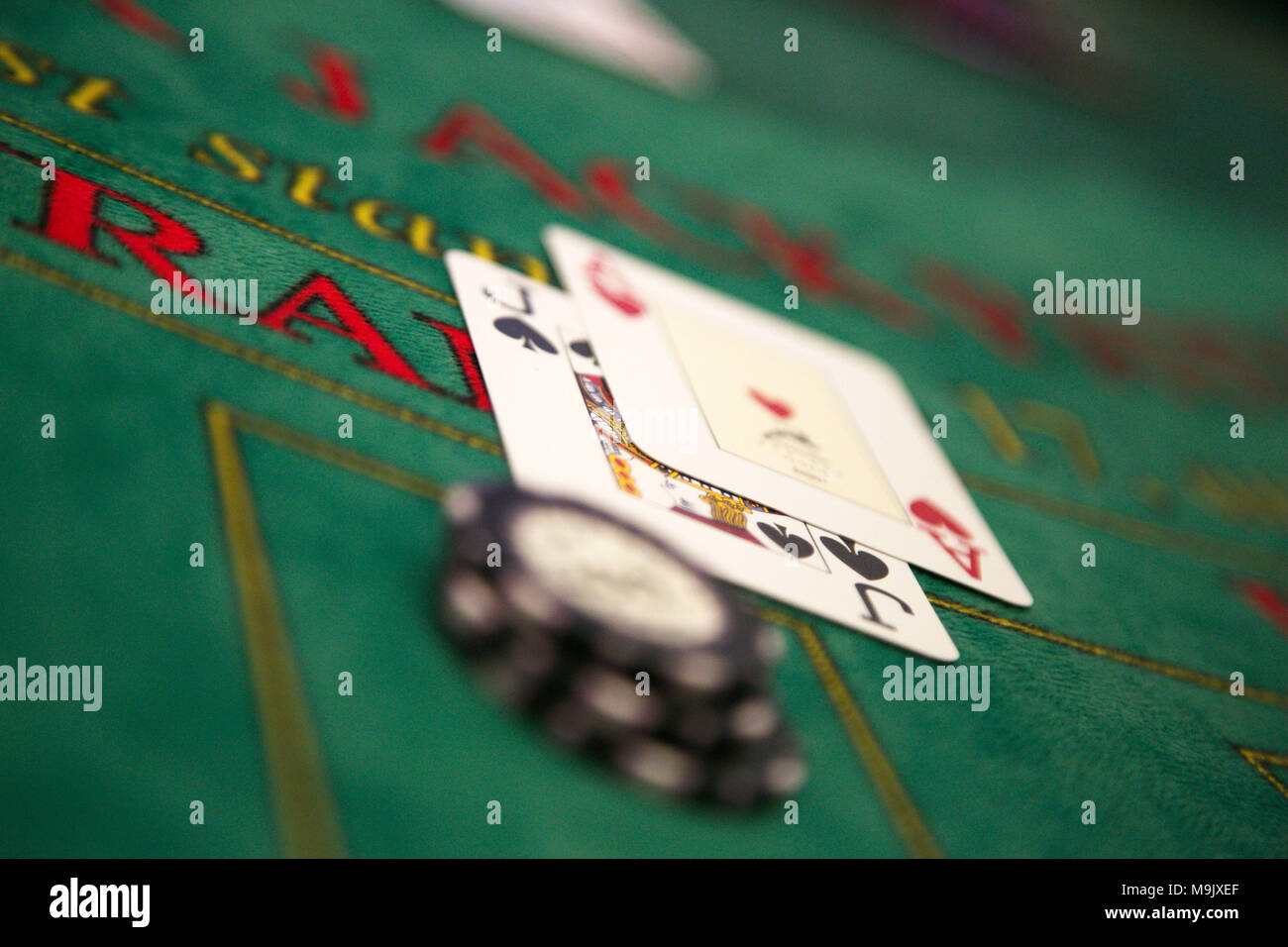 Casino Chips und Karten liegen auf dem Tisch Stockfoto