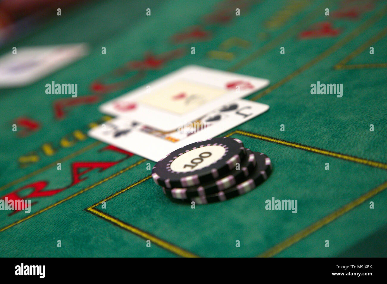 Casino Chips und Karten liegen auf dem Tisch Stockfoto