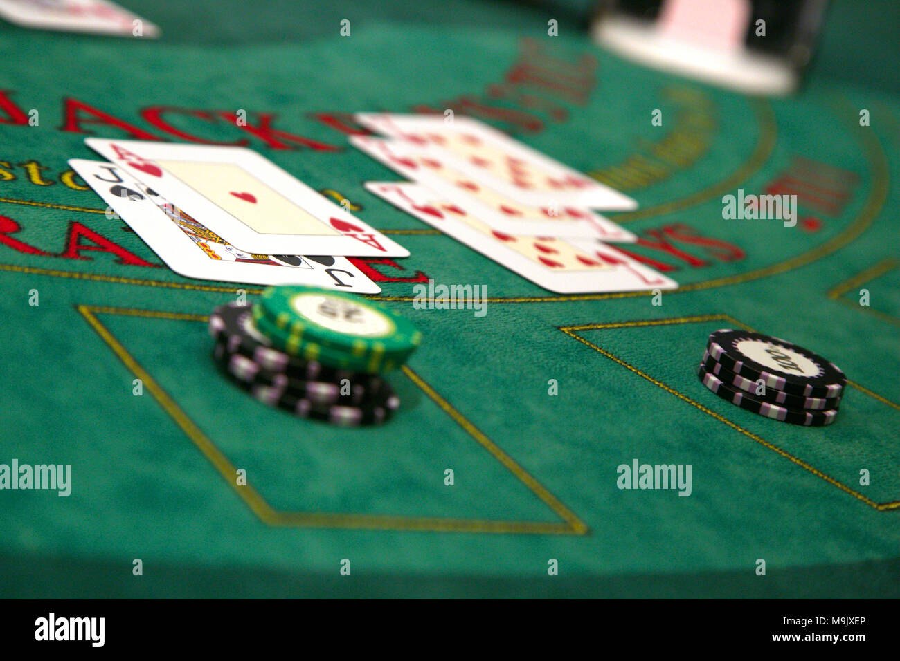 Casino Chips und Karten liegen auf dem Tisch Stockfoto