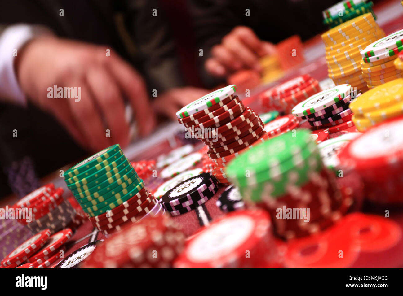 Spieler, Chips auf einem Spieltisch in Casino Stockfoto