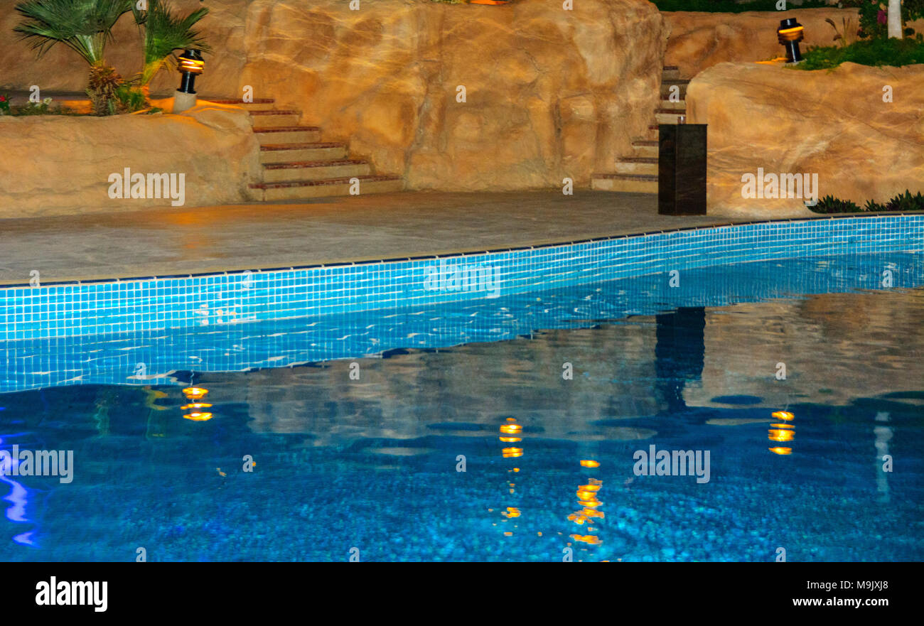 Sharm-el-Sheikh, Ägypten - März 14., 2018. Schöner Pool mit klarem blauen Wasser und der Reflexion von Objekten in der Nacht. Kyrene Grand Hotel. Stockfoto