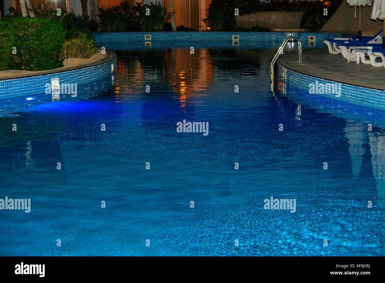 Sharm-el-Sheikh, Ägypten - März 14., 2018. Schöner Pool mit klarem blauen Wasser und der Reflexion von Objekten in der Nacht. Kyrene Grand Hotel. Stockfoto