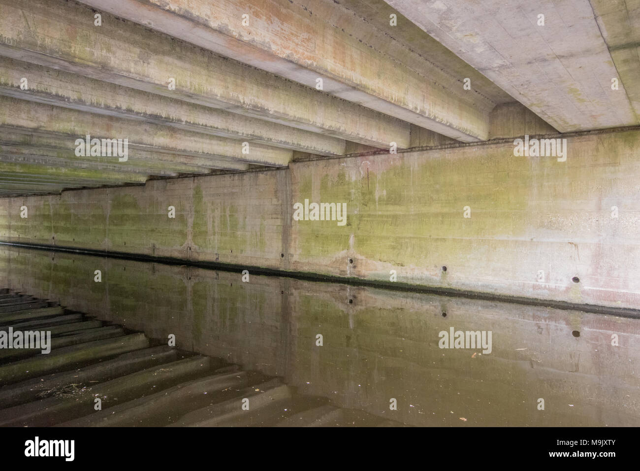 Blick auf die Unterseite der Brücke Architektur, Chichester Ship Canal, Chichester, West Sussex, Großbritannien Stockfoto