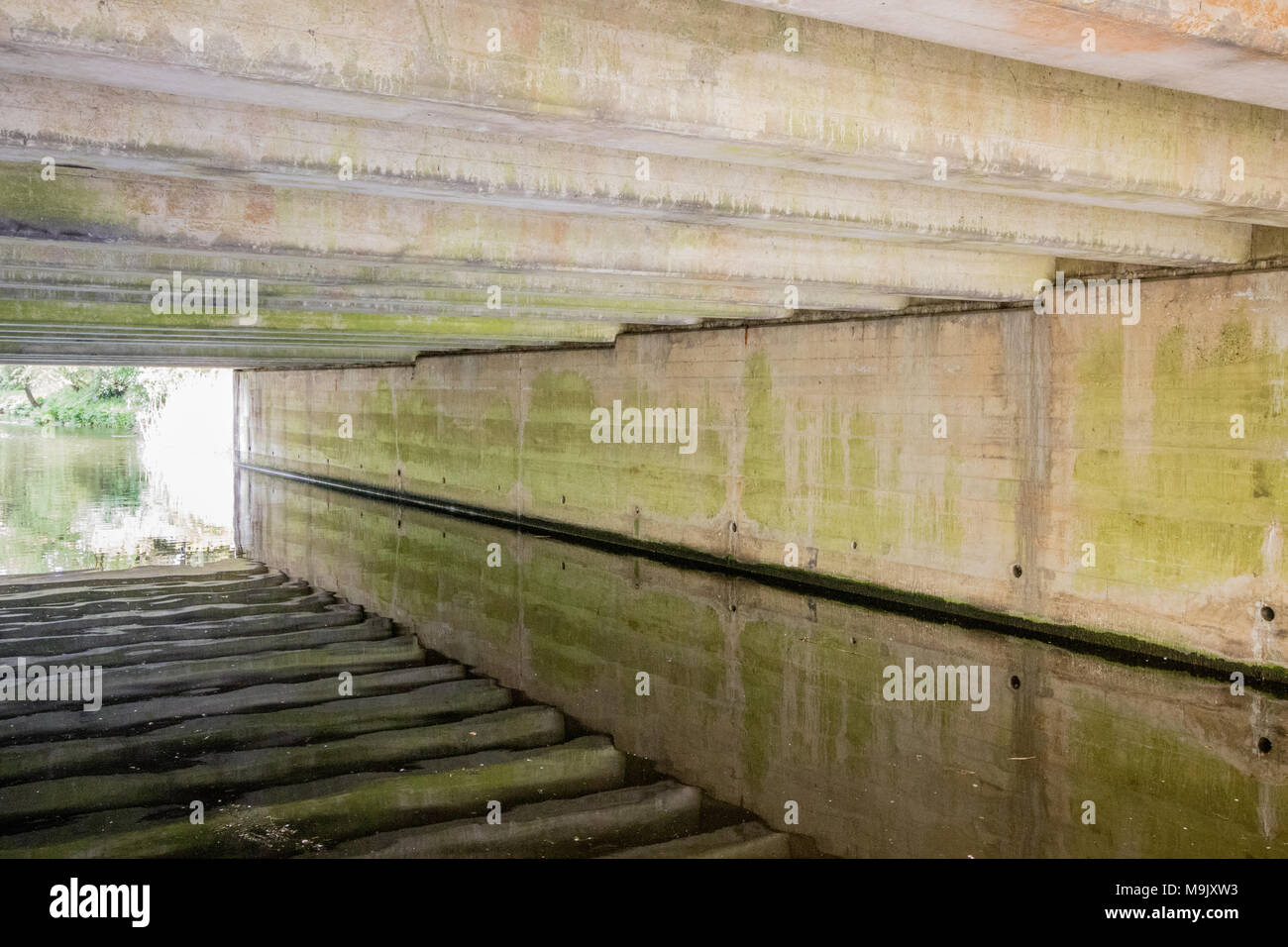 Blick auf die Unterseite der Brücke Architektur, Chichester Ship Canal, Chichester, West Sussex, Großbritannien Stockfoto