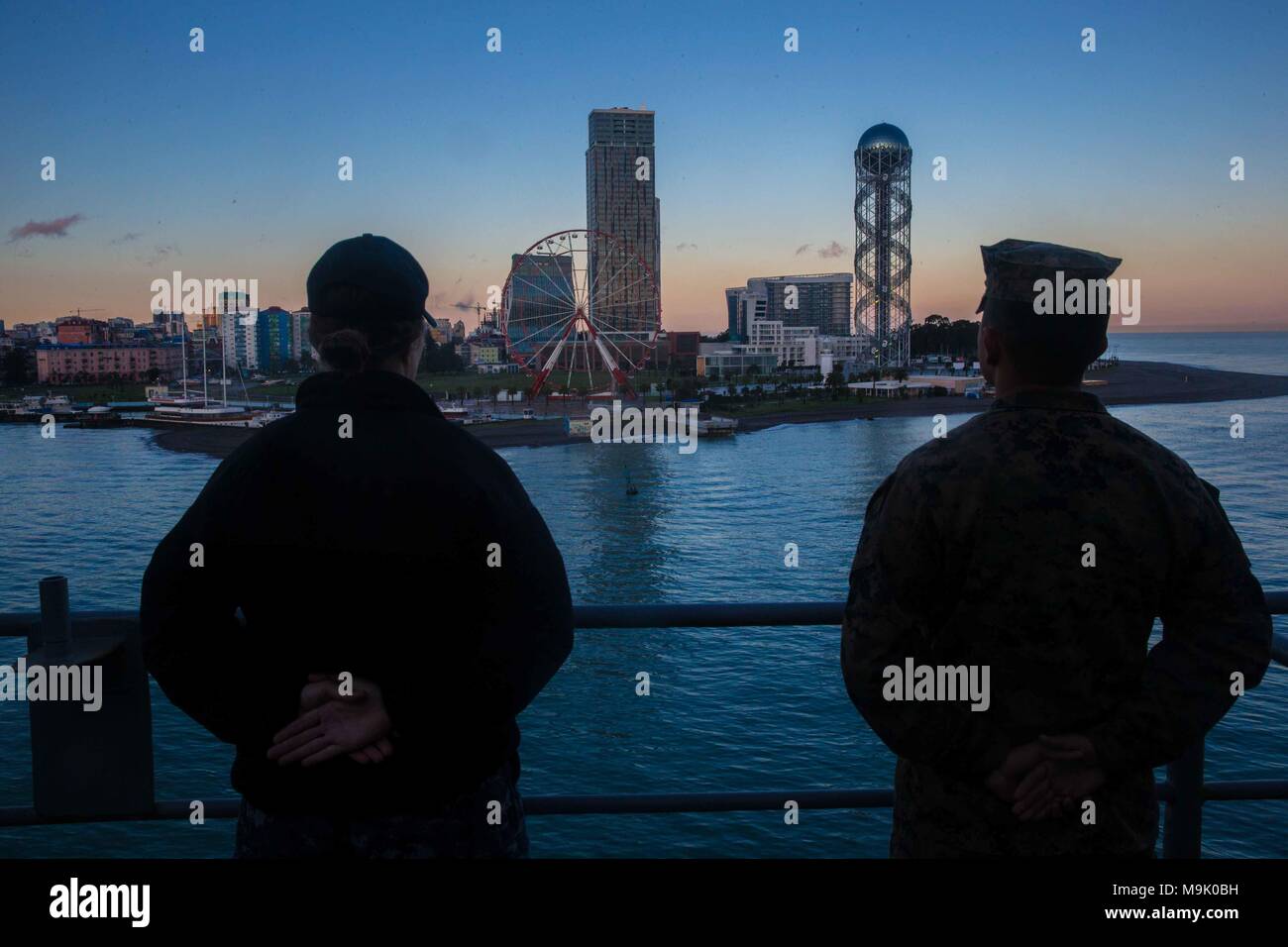 BATUMI, Georgien (17. März 2018) Marinesoldaten und Matrosen bis 26 Marine Expeditionary Unit (MEU) und Amphibische bereit, Gruppe 4, Mann der Schienen an Bord der Harpers Ferry-Klasse dock Landung Schiff USS Oak Hill (LSD 51), wie das Schiff in Batumi, Georgien ankommt, für einen geplanten Hafen besuchen März 17, 2018 zugeordnet. Oak Hill, homeported in Virginia Beach, Virginia, und der 26. MEU leiten Marineoperationen im 6 Bereich der Flotte von Operationen. (U.S. Marine Corps Foto von Cpl. Austin Livingston/Freigegeben) Stockfoto