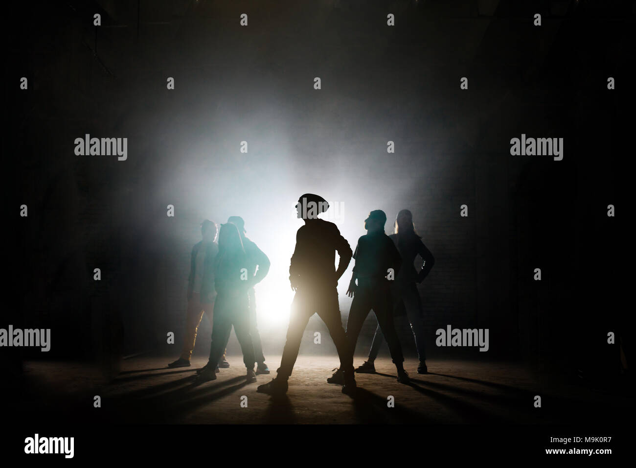 Figuren der Gruppe von Tänzern auf der einen Seite mit dem Solisten, band der Tänzer. Straße Tänzer. synchrone Bewegung Stockfoto