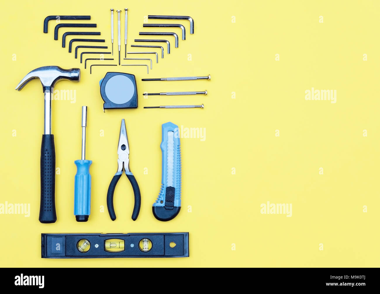 Satz von Tools. Home Improvement Konzept auf gelben Hintergrund. Stockfoto