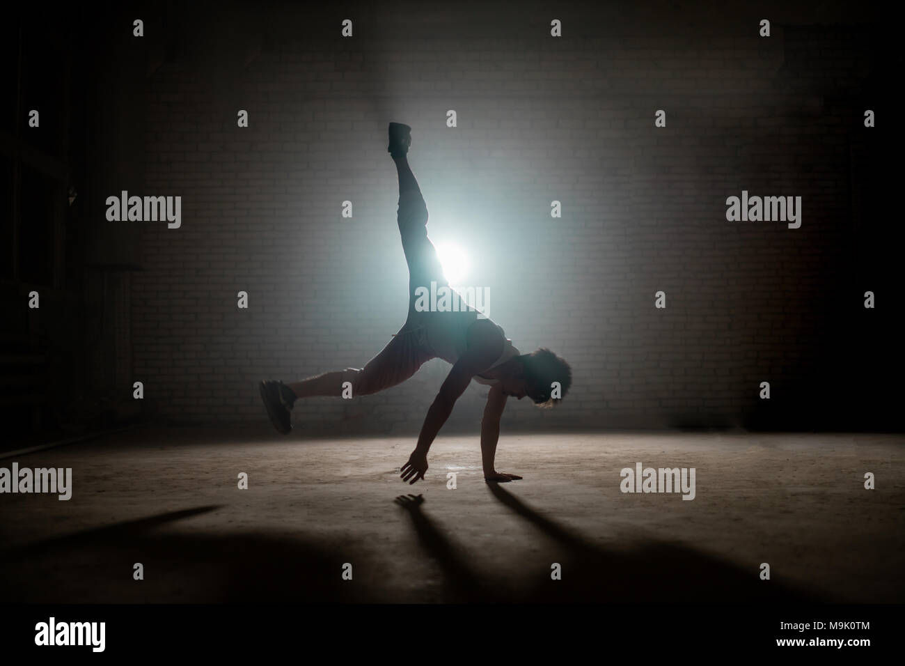 Junge männliche Indem eine Hand fest auf dem Boden im Freien. Break Dance Bewegung. Steuerung Bewegungen Stockfoto