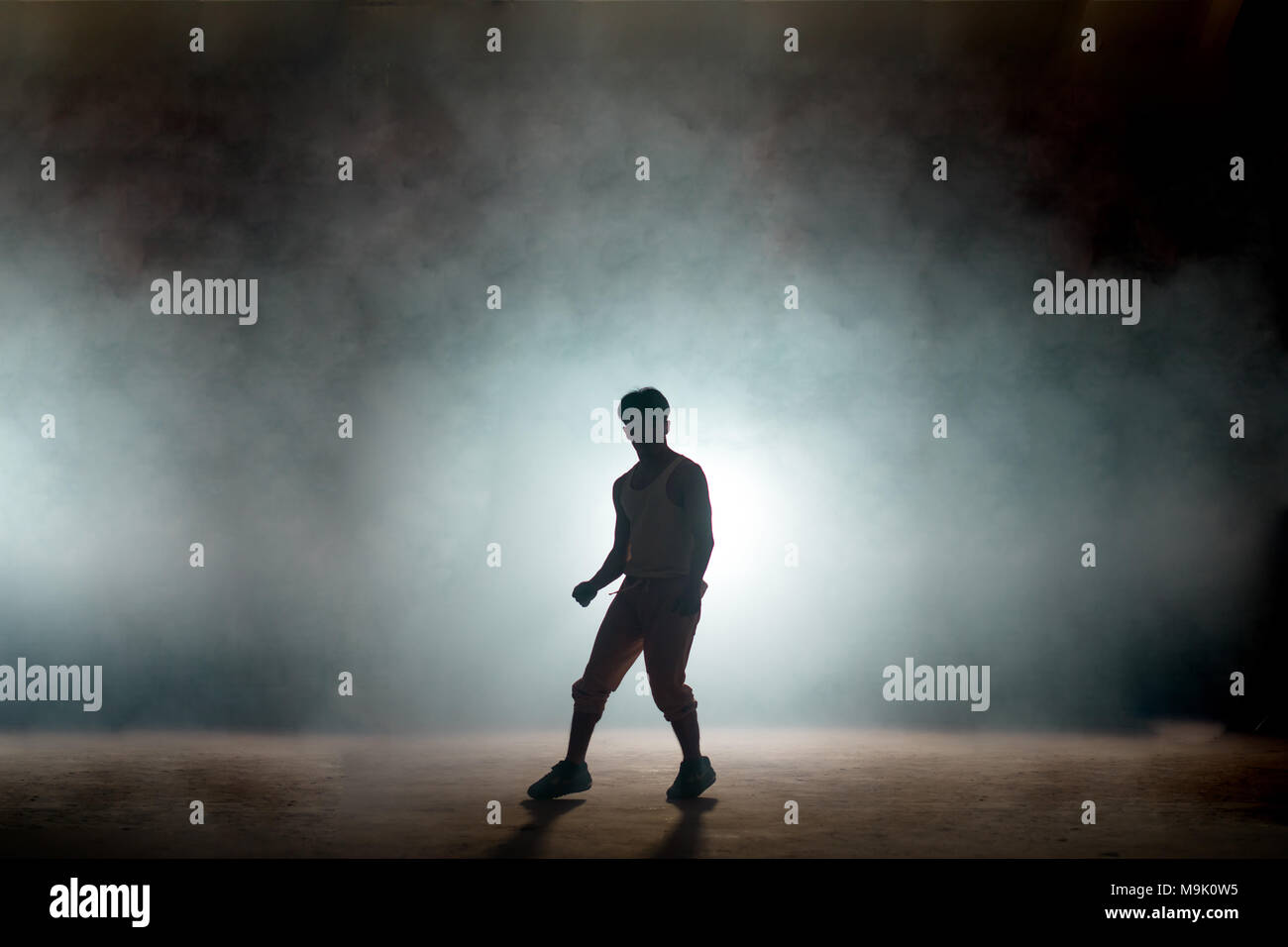 Consept der erfolgreichen Landung nach gefährliche Stunt auf der Straße. Stockfoto