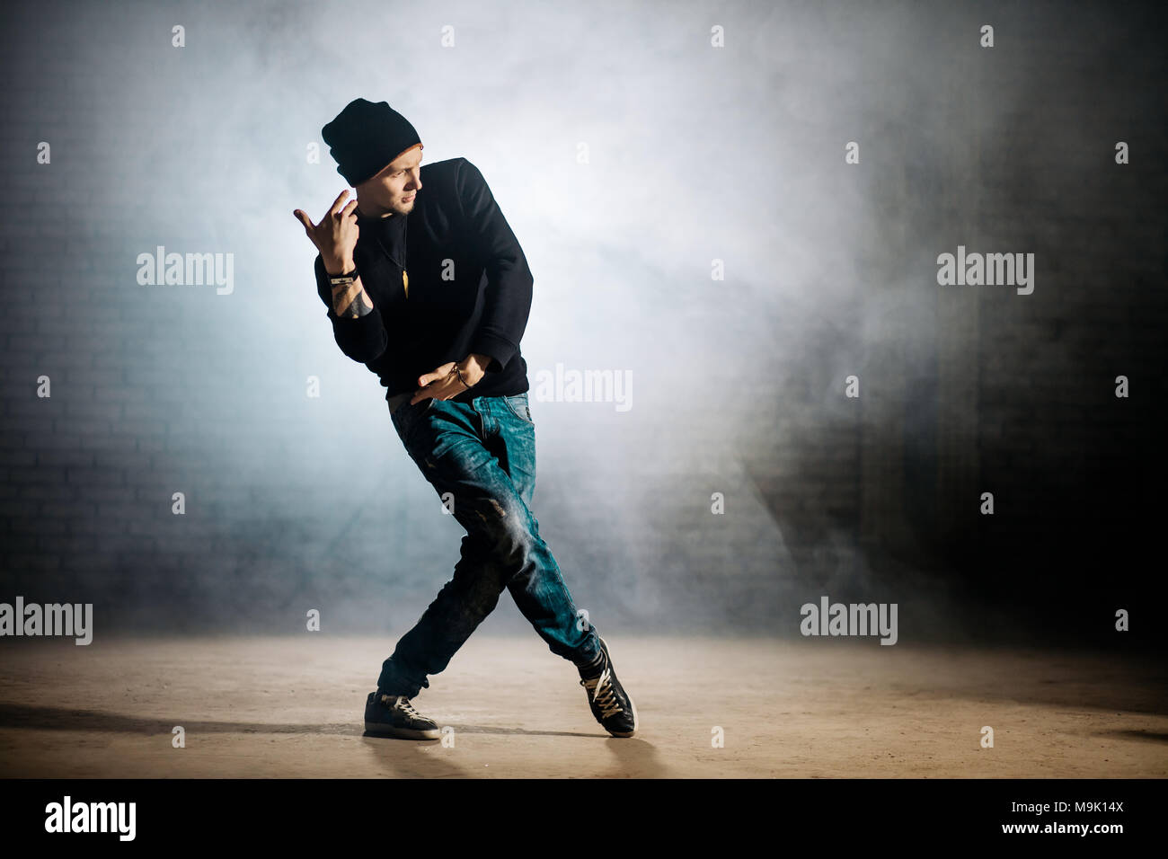 Teenager in der beiläufigen Textilien Improvisation im Tanz outdoor. König, die Bewegungen. kreative Fähigkeiten Stockfoto