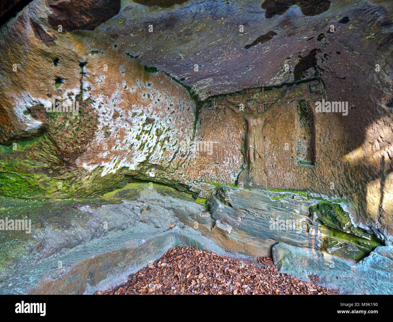 14. jahrhundert der Einsiedler Höhle auf der Basis von Cratcliffe Felsen, in der Nähe des Dorfes Elton, Derbyshire, innerhalb eines vier Meter hohen Stein Jesus Christus Stockfoto