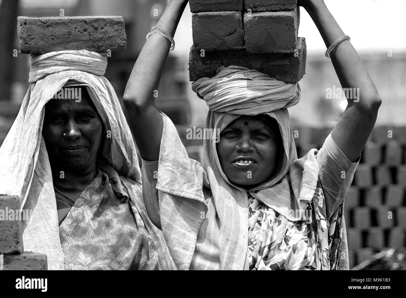 Frauen sind in die schwere Arbeit der Backstein, der Industrie in Periyakulam Stadt beschäftigt - Westen Tamil Nadu, Indien. Stockfoto