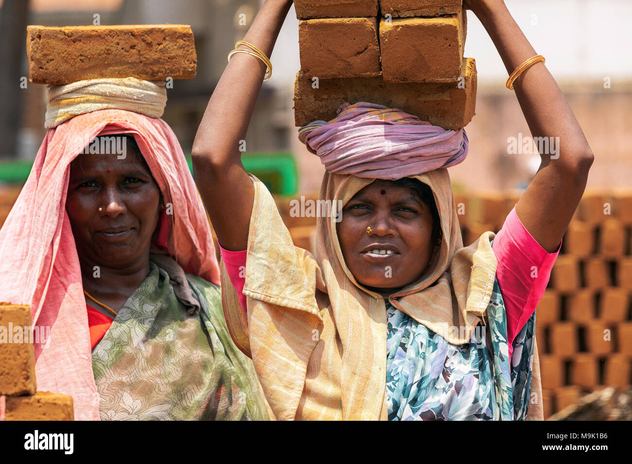 Frauen sind in die schwere Arbeit der Backstein, der Industrie in Periyakulam Stadt beschäftigt - Westen Tamil Nadu, Indien. Stockfoto