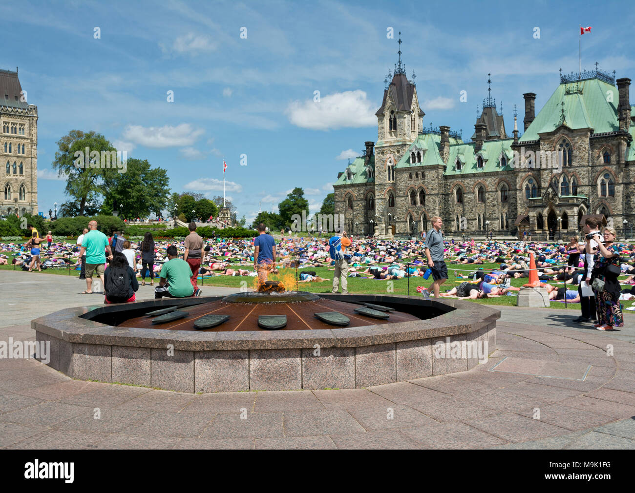 Die Centennial Flame und kanadische Parlament Gebäude auf dem Parliament Hill in Ottawa, Ontario, Kanada. Stockfoto