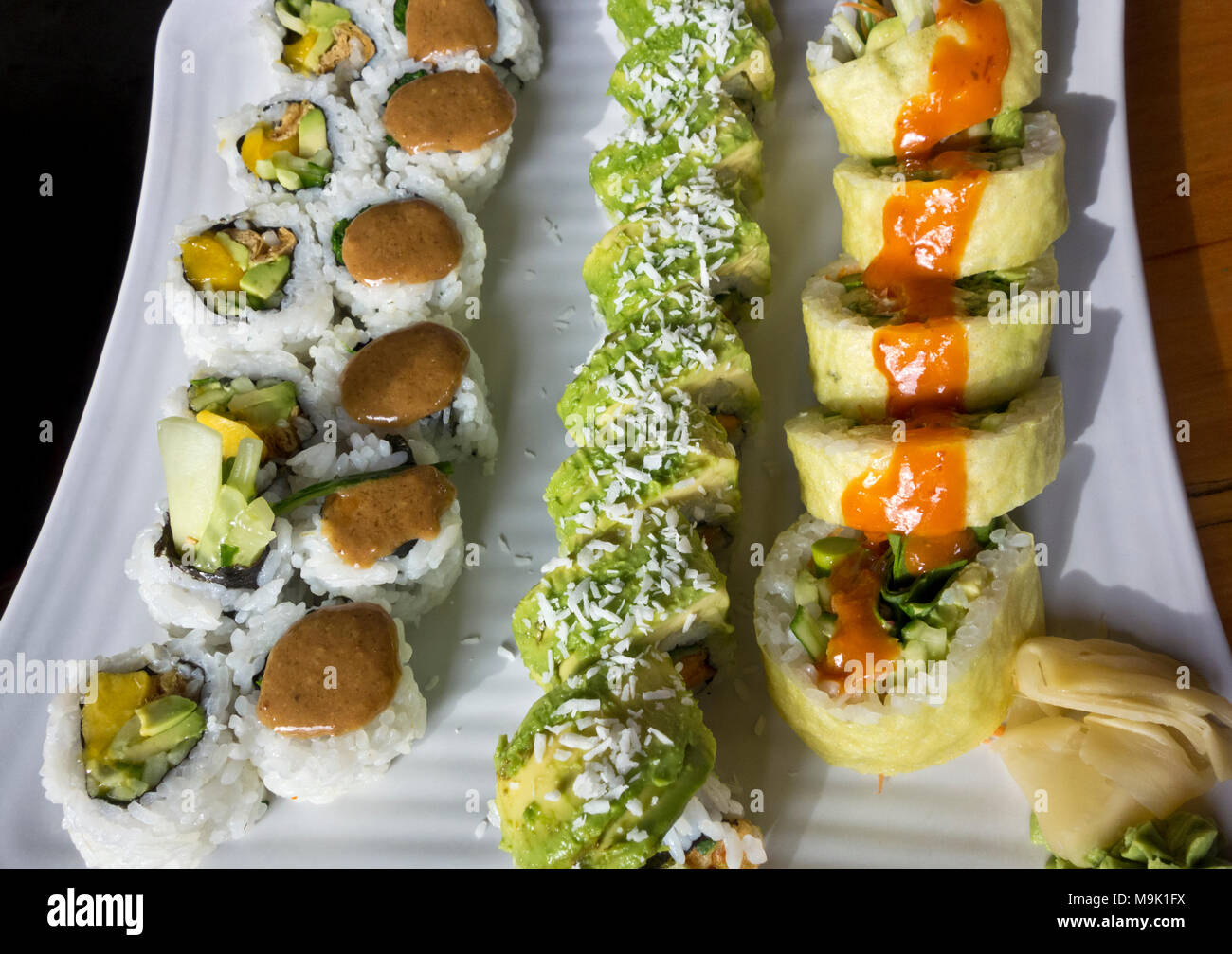 Teller mit köstlichen veganen Sushi-Brötchen aus der General Public Sushi Lodge an der Main Street in Vancouver. Eine Vielzahl von Sushi auf Pflanzenbasis auf einem Teller. Stockfoto