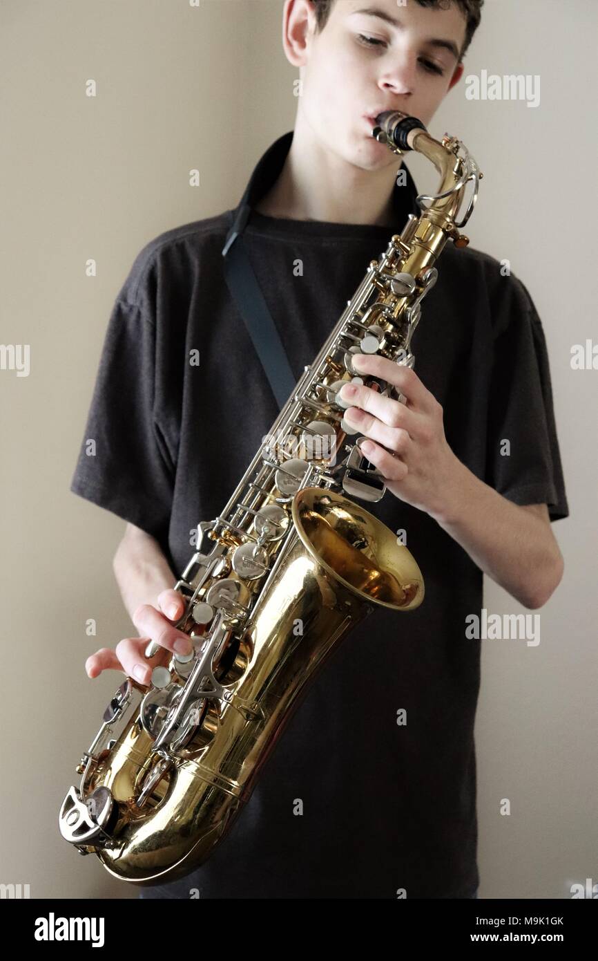 Jugendlicher Saxophon Stockfoto