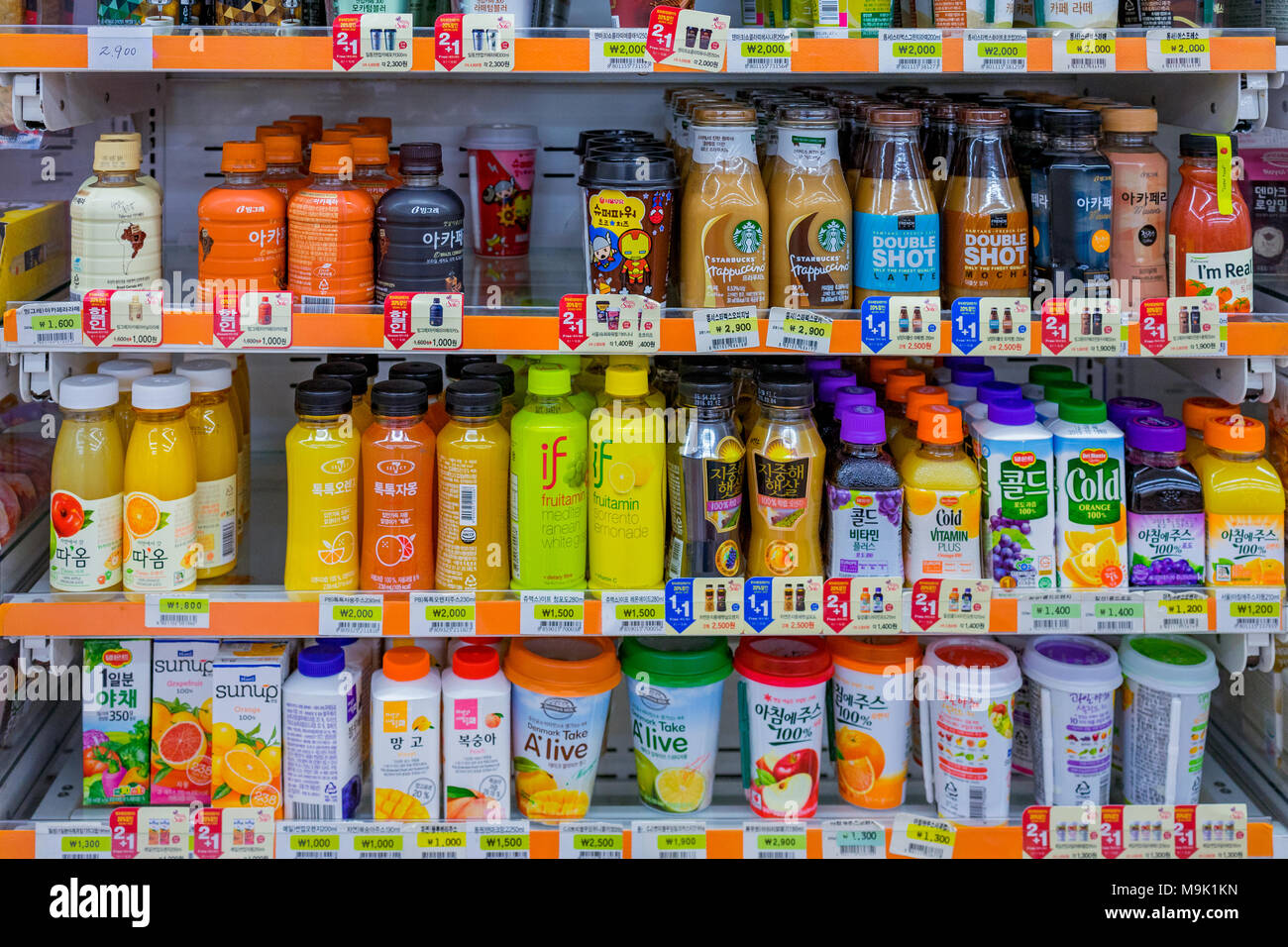 SEOUL, Südkorea - 11. SEPTEMBER: Dieses ist ein Getränk, Abschnitt in einem typischen Convenience Store am 11. September 2015 in Seoul Stockfoto